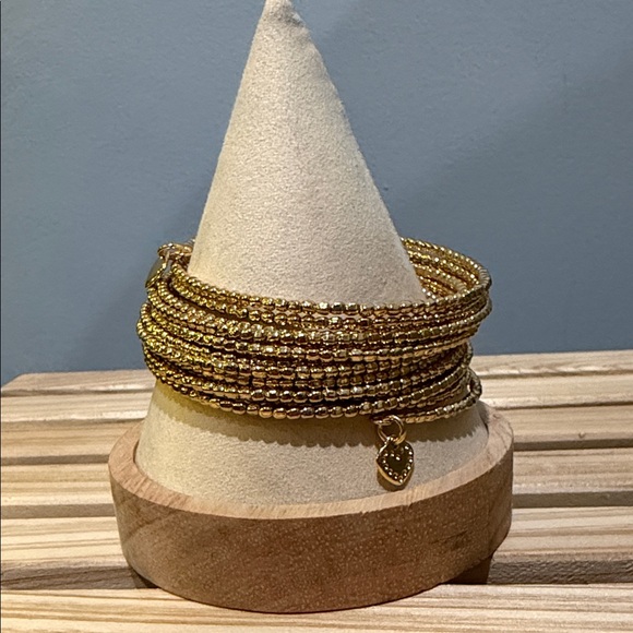 Elegant Gold Beaded Bracelet with Heart Charm - Picture 2 of 4